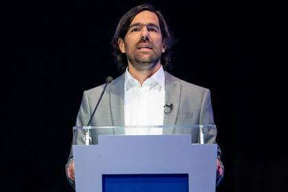 Nicolás del Caño exponiendo en el debate
