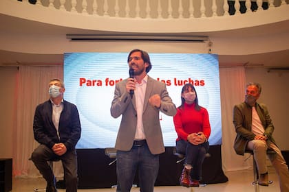 Nicolás Del Caño, precandidato a diputado nacional por Buenos Aires, en el cierre de campaña del FIT-U.