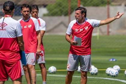 Nicolás Diez, entrenador de Argentinos, en un entrenamiento del equipo revelación del torneo Apertura 2025