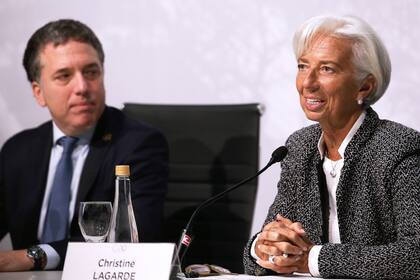 El ex ministro Dujovne, y la ex titular del FMI, Christine Lagarde, cuando acordaron las intervenciones del Tesoro
