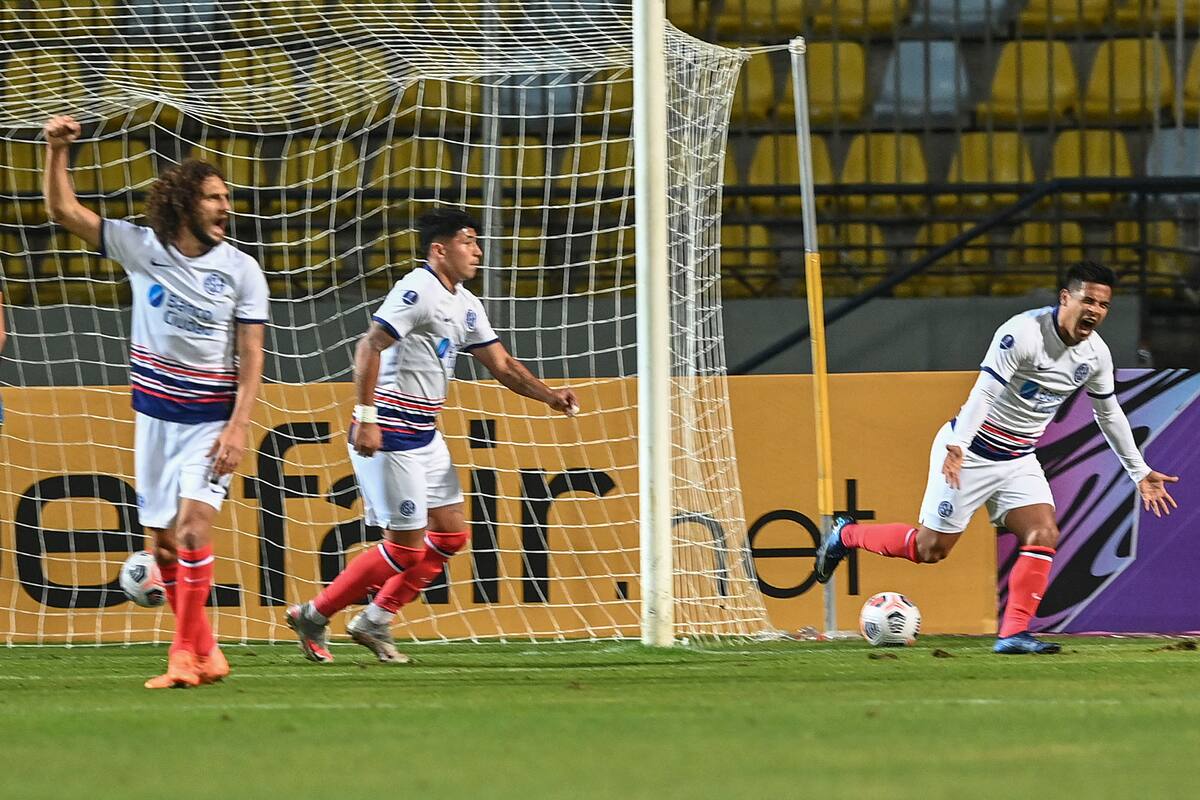 Nicolas Fernandez desata euforia por uno de sus dos goles a Huachipato en Viña del Mar; San Lorenzo no tenía chances de clasificarse, pero sonrió en su último partido del grupo por la Copa Sudamericana.