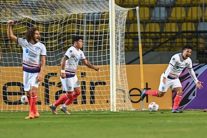 Nicolas Fernandez desata euforia por uno de sus dos goles a Huachipato en Viña del Mar; San Lorenzo no tenía chances de clasificarse, pero sonrió en su último partido del grupo por la Copa Sudamericana.