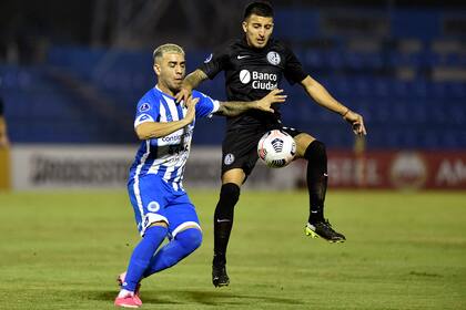 Nicolás Fernández domina la pelota ante la marca de José Núñez; San Lorenzo, eliminado, superó a 12 de Octubre, que con la derrota también quedó sin chances de clasificarse para los octavos de final de la Copa Sudamericana