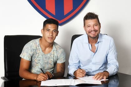 Nicolás Fernández firma su contrato con Marcelo Tinelli, presidente del Ciclón