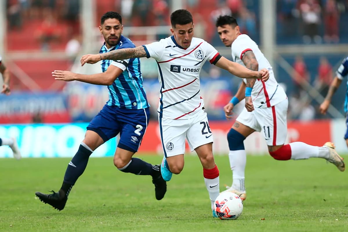 Nicolás Fernández Mercau, mediocampista de San Lorenzo, intenta un avance ante la mirada de Marcelo Ortíz, central de Atlético Tucumán