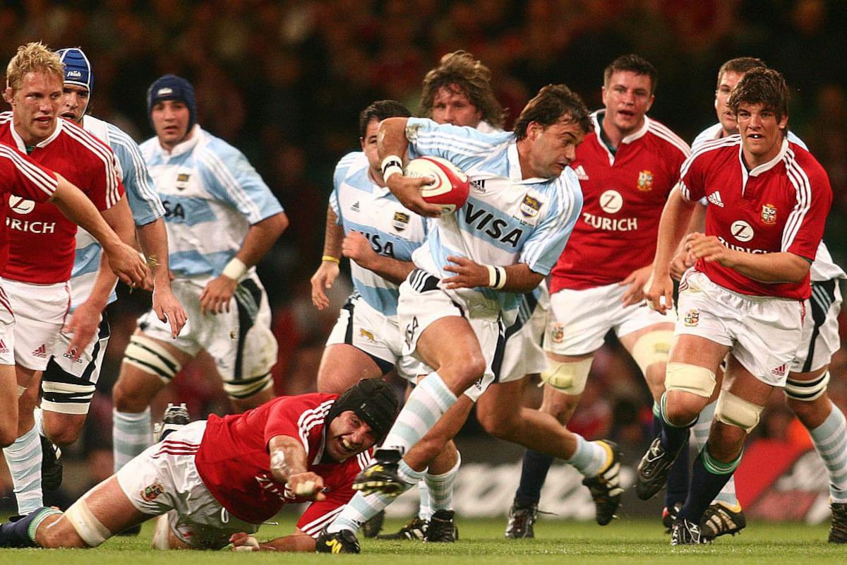 Nicolás Fernández Miranda encabeza un ataque de los Pumas contra British & Irish Lions en Cardiff en 2005, en el primer partido entre ambos que no terminó en éxito europeo.