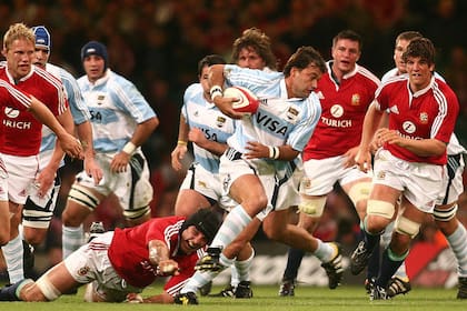 Nicolás Fernández Miranda encabeza un ataque de los Pumas contra British & Irish Lions en Cardiff en 2005, en el primer partido entre ambos que no terminó en éxito europeo.