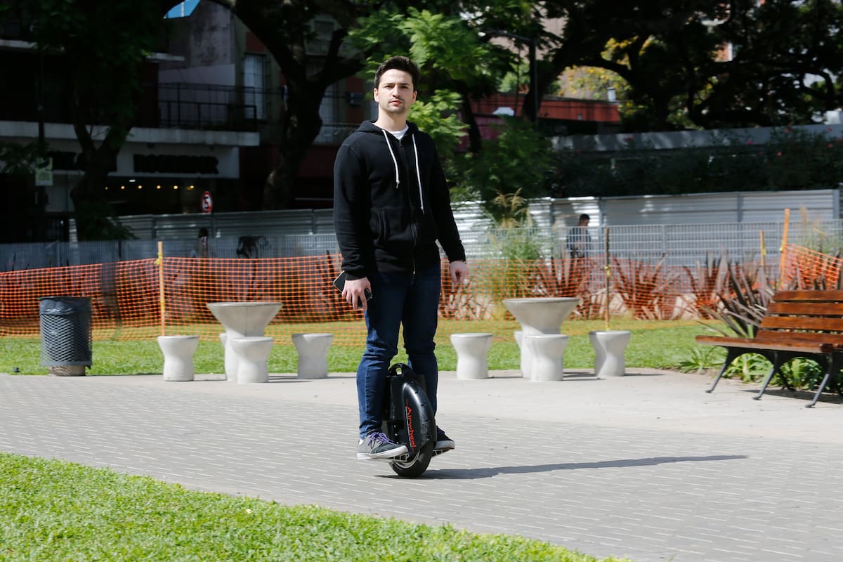 Nicolás Fernandez recorre el trayecto entre su casa en Saavedra y su trabajo en Belgrano en un uniciclo AIRWHEEL eléctrico que se hizo traer de afuera hace 4 años.