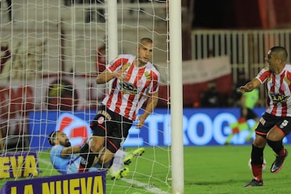 Nicolás Ferreyra festeja su gol ante Sarmiento; fue el 2-1 de Barracas Central, en la cancha de Huracán