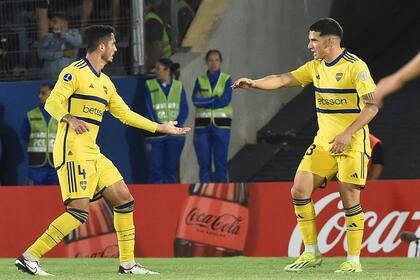 Nicolás Figal (a la derecha) marcó el primer gol de Boca en Paraguay: fue el empate transitorio, antes de la joya de Cavani