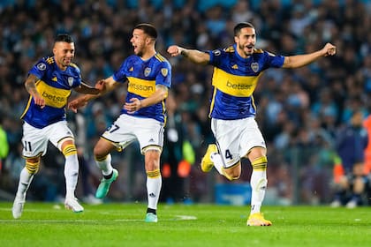 Nicolás Figal, uno de los que convirtió, encabeza el festejo de los jugadores de Boca en el triunfo por penales sobre Racing, en los cuartos de final de la Copa Libertadores