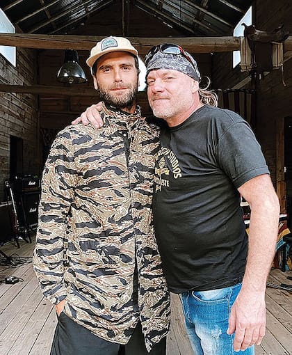 Nicolás Furtado con Chizzo de La Renga, el verano pasado en Uruguay. El actor es fanático de la banda de Mataderos