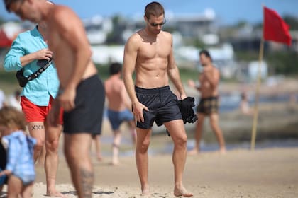 Nicolás Furtado disfrutando de la playa con amigos en Punta del Este