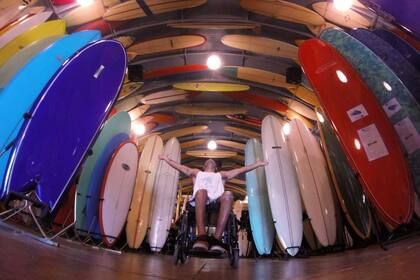 Nicolás Gallegos, uno de los representantes argentinos del surf adaptado