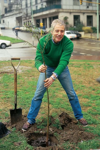 Nicolás García Uriburu, durante una plantación de árboles en la Avenida 9 de Julio, en 1988