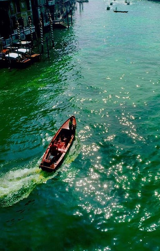 Nicolás García Uriburu. Registro de la coloración del Gran Canal de Venecia, el 19 de junio de 1968. Acciones similares se replicarían luego en otras ciudades, con connotaciones ecológicas