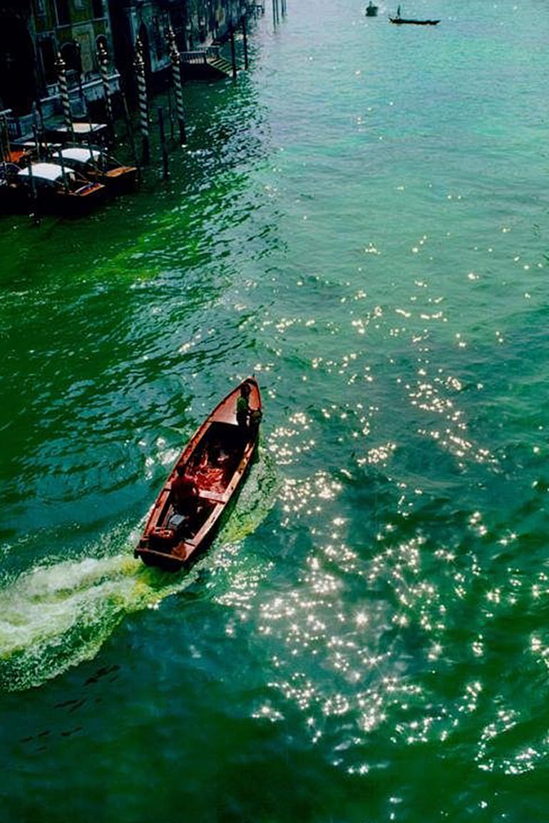 Nicolás García Uriburu. Registro de la coloración del Gran Canal de Venecia, el 19 de junio de 1968. Acciones similares se replicarían luego en otras ciudades, con connotaciones ecológicas