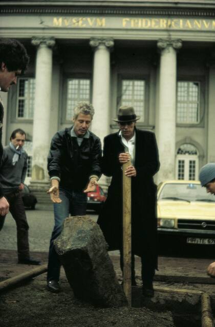 Nicolás García Uriburu y Joseph Beuys durante la plantación de 7000 robles en la Documenta 7 de Kassel, Alemania, 1981.