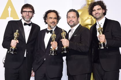 Nicolas Giacobone, Alejandro González Iñárritu, Alexander Dinelaris Jr. y Armando Bo en la gran ceremonia del Oscar entregado por la Academia de Hollywood