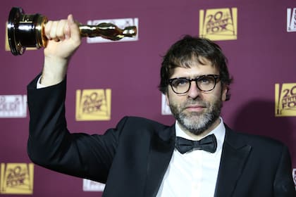 Nicolás Giacobone tras recibir el Oscar a mejor guionista por Birdman; nomnada a nueve premios, se llevó además el correspondiente a mejor película, director y fotografía