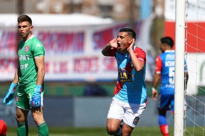 Nicolás Giménez celebra su gol, el primero de Arsenal. Lo sufre Peano, el arquero de Unión.