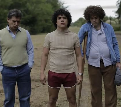 Nicolás Goldschmidt en el papel de Diego, en una escena cuando vuelve a Fiorito y se reencuentra con sus amigos de la infancia. A su lado está Peter Lanzani en el papel de Jorge Cysterpiller, primer manager de El Diez