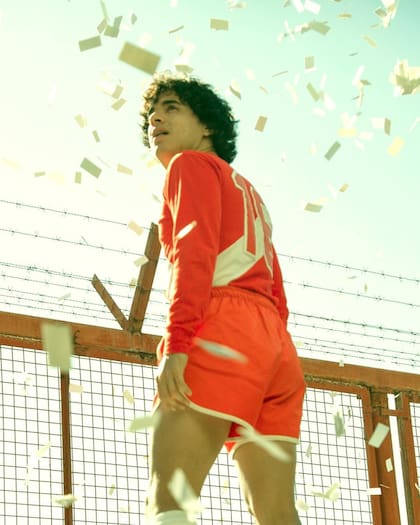 Nicolás Goldschmidt interpreta a Diego Maradona durante su debut en Argentinos Juniors
