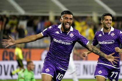 Nicolás González festeja su gol, el primero de Fiorentina