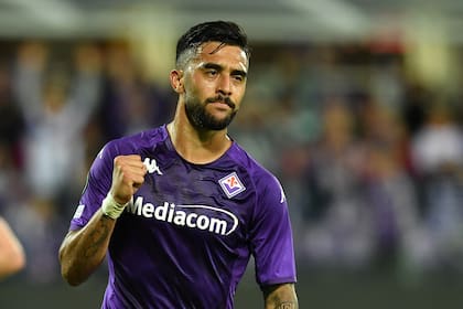 Nicolás González festeja uno de sus goles: Fiorentina, su equipo, venció 5-1 a Hearts por la Conference League