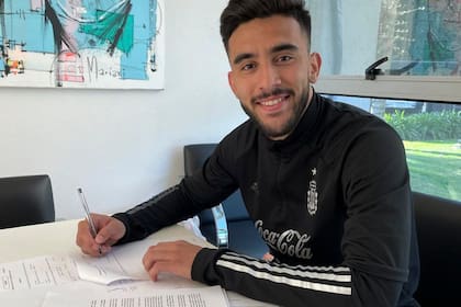 Nicolás González, futbolista del seleccionado argentino, firmó su contrato como nuevo jugador de Fiorentina, de Italia, que pagó 23 millones de euros por su pase a Stuttgart, de Alemania.