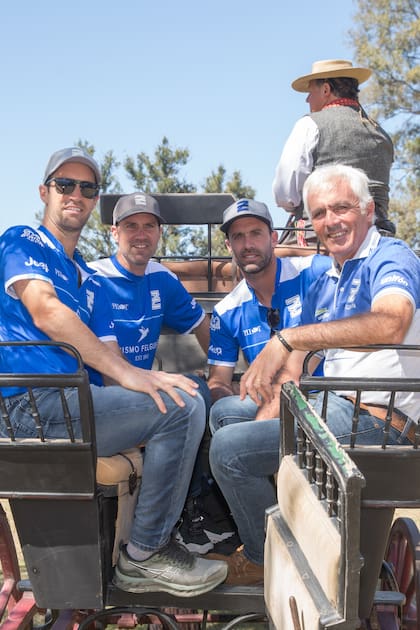 Nicolás, Gonzalo y Facundo Pieres, junto a su cuñado, Mariano Aguerre, con los colores de Ellerstina.