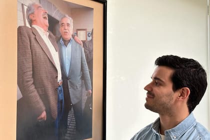 Nicolás Guerrero, nieto de Álvaro Mutis, junto a la foto que Gabo tenía con su abuelo al costado de su escritorio