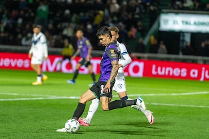 Nicolás Hernández, defensor central de Banfield, es presionado por Romero, delantero de Vélez