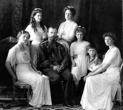 Nicolás II y Alejandra junto a sus cinco hijos: Olga, Tatiana, María, Anastasia y Alexei. La familia imperial rusa fue asesinada en 1918, después de más de un año de cautiverio