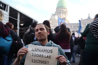 Nicolás Israel, de 38 años es licenciado en comunicación de la UBA y tiene esclerosis múltiple