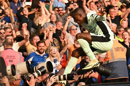 Nicolas Jackson salta por encima de los fotógrafos para celebrar el 3-2 de Chelsea, con la camiseta alternativa, en el City Ground ante Nottingham, por la Premier League.
