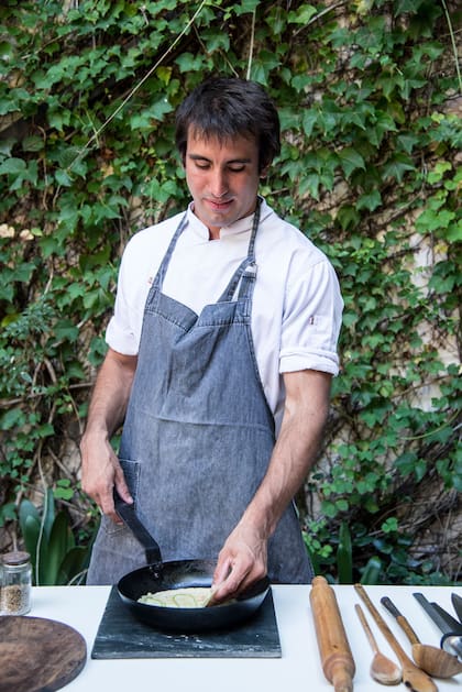 Nicolás Jaralambides Realizó la carrera de chef y cursos de posgrado en el Instituto Argentino de Gastronomía. Trabajó en restaurantes, empresas de catering y hoteles en la Argentina y los Estados Unidos. Está al frente de Jaras Catering, servicio de catering y pastelería. www.jarascatering.com