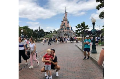 Nicolás Kicker y su hijo, Bastian, en Euro Disney, pocas horas después de que la TIU lo suspendiera por tres años; el tenista estaba en París, con su familia, para jugar Roland Garros