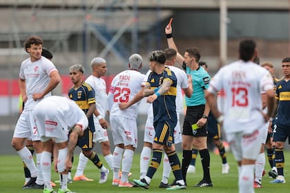Nicolás Lamolina acaba de expulsar a Iván Tapia, el hijo del presidente de la AFA, durante el partido entre Barracas Central y Boca; el árbitro no figura en las designaciones para el próximo fin de semana de la Liga Profesional