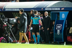 Nicolás Lamolina va al VAR en la primera jugada decidida con la ayuda de la tecnología en el fútbol argentino: dará penal para Aldosivi en el partido ante Colón