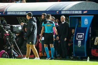 Colón-Aldosivi: el VAR debutó con un penal, polémica y protestas a los 14 minutos