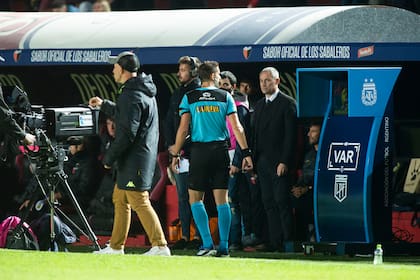Nicolás Lamolina va al VAR en la primera jugada decidida con la ayuda de la tecnología en el fútbol argentino: dará penal para Aldosivi en el partido ante Colón