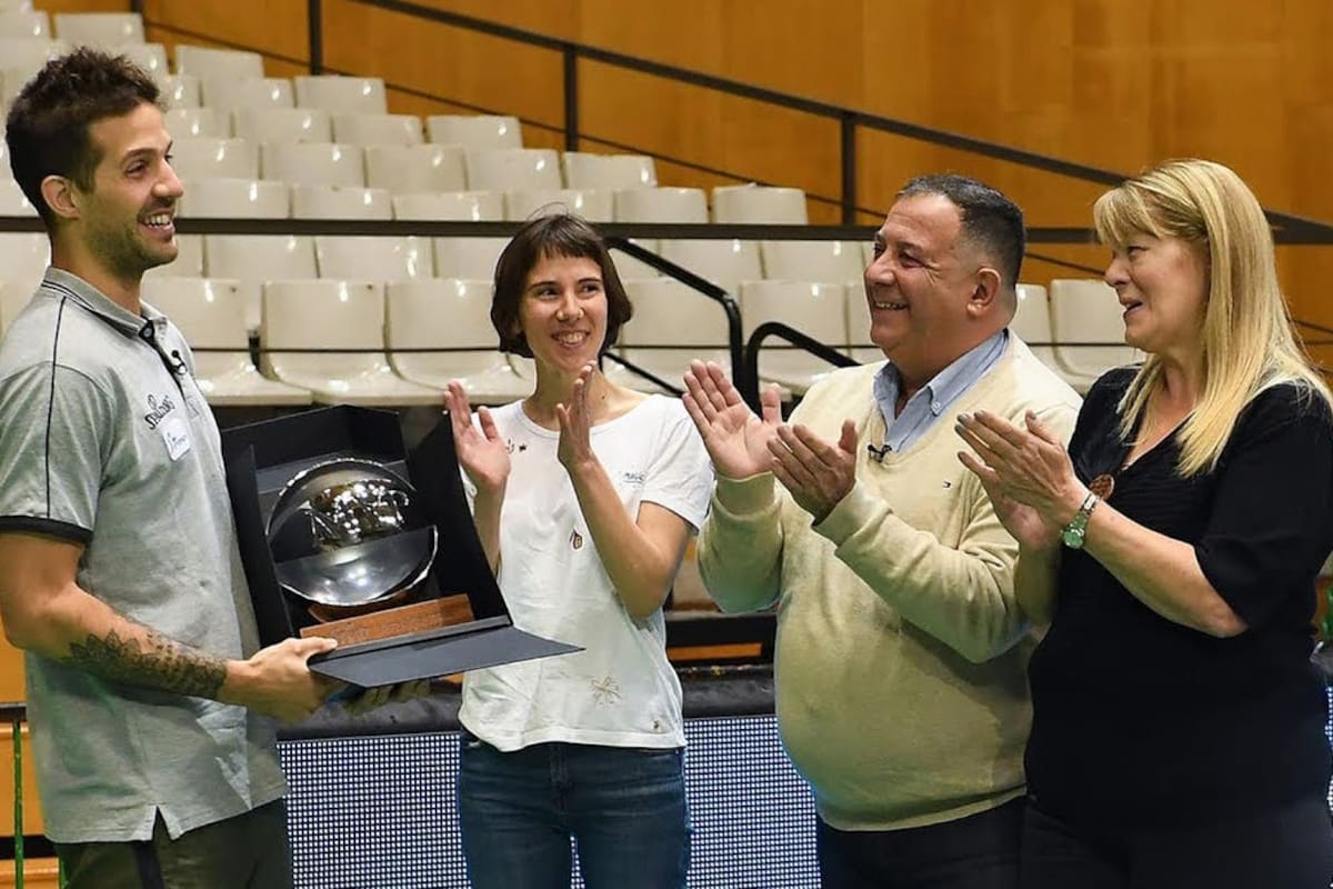 Nicolas Laprovitola recibe el MVP de la Liga Española de mano de sus padres