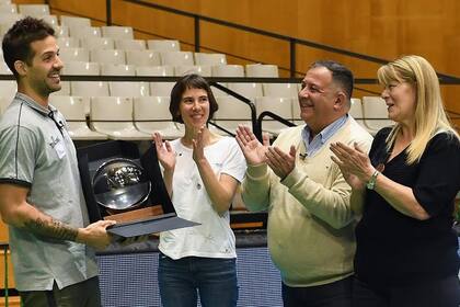 Nicolas Laprovitola recibe el MVP de la Liga Española de mano de sus padres