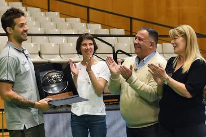 Nicolas Laprovitola recibe el premio al jugador más valioso de la liga española con la sorpresa de la presencia de sus padres, Juan y Margarita Stolbizer.