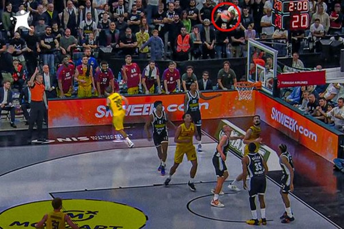 Nicolás Laprovittola (20) lanzó desde la izquierda y se dio vuelta, mientras todos esperan que baje la pelota que se convertirá en un triple