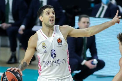 Nicolás Laprovittola, base y compañero de Gabriel Deck en Real Madrid, se enfrentará por la liga española con Luca Vildoza, colega en Baskonia.