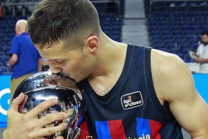 Nicolás Laprovittola besa el trofeo de la Liga ACB conseguido por Barcelona, que derrotó en la final a Real Madrid, ex equipo del base argentino.