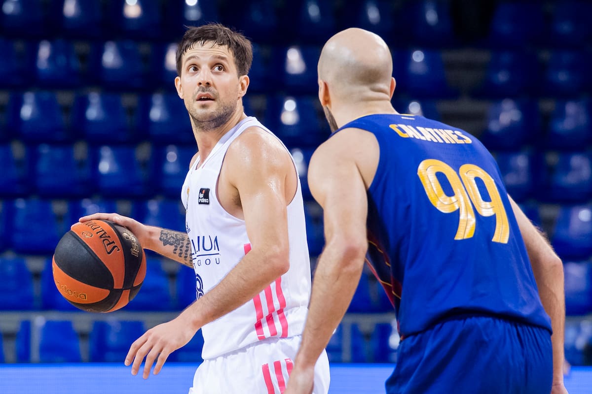 Nicolás Laprovittola conduce al Real Madrid; enfrente, Nick Calathes, uno de los mejores bases de Europa; el argentino ganó en confianza en los últimos tiempos y definió el clásico ante Barcelona