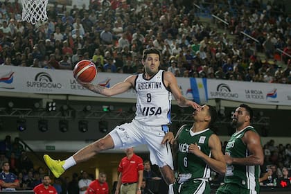 Nicolás Laprovittola en un ataque ante Mexico
